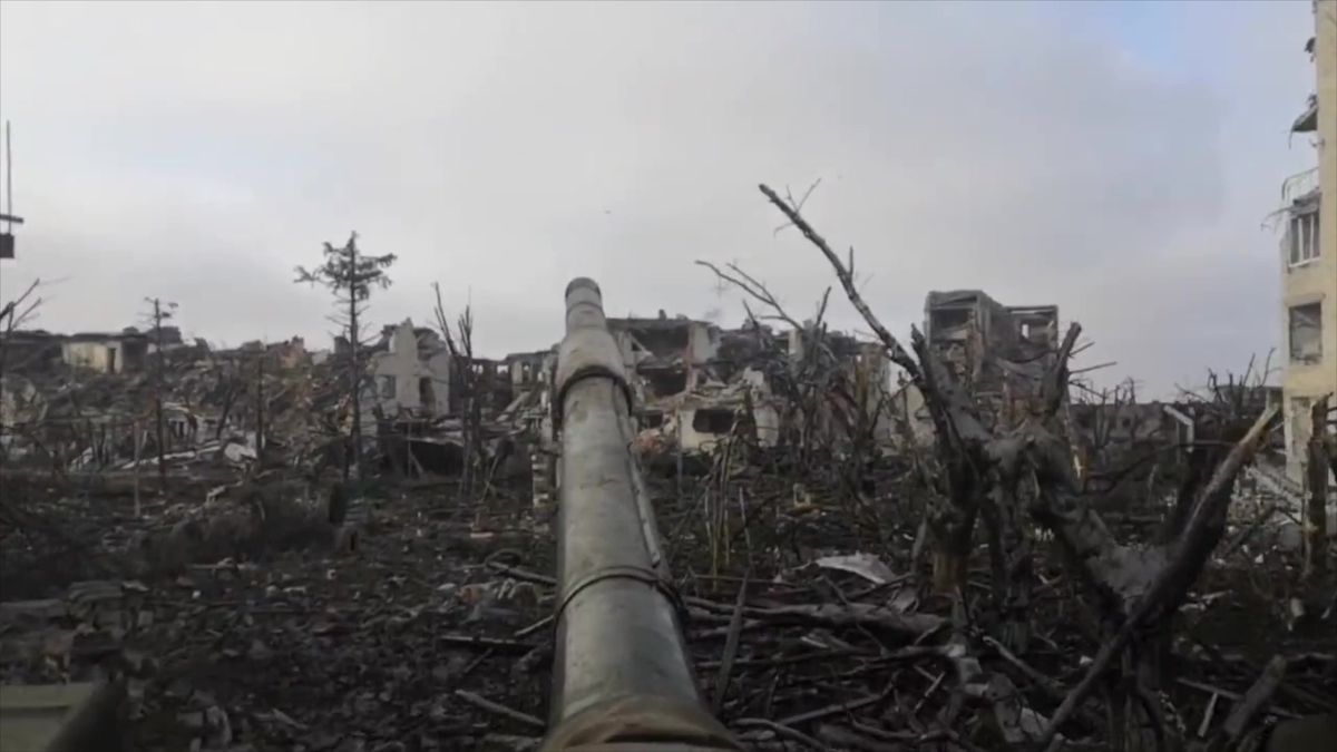 Video: Srovnat vše se zemí. Ruský tank natočil tvrdé boje v doněckém městě